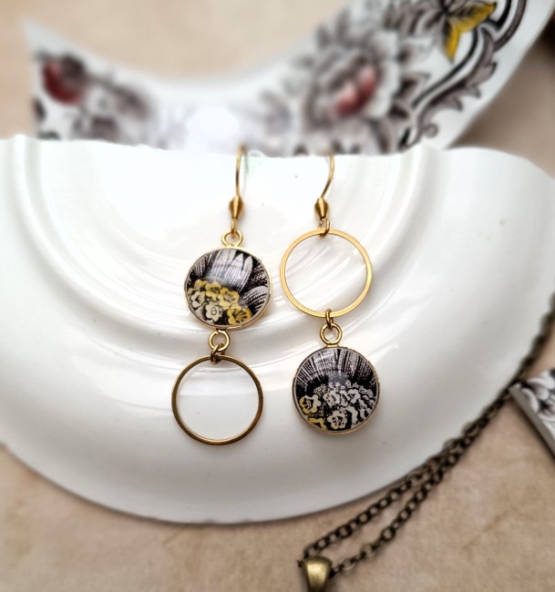 boucles-divine-fleur-soleil-asymetriques-fond-clair