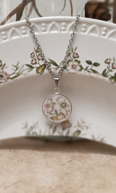 Collier Trianon réalisé à partir d'une véritable porcelaine ancienne recyclée au délicat décor floral romantique.