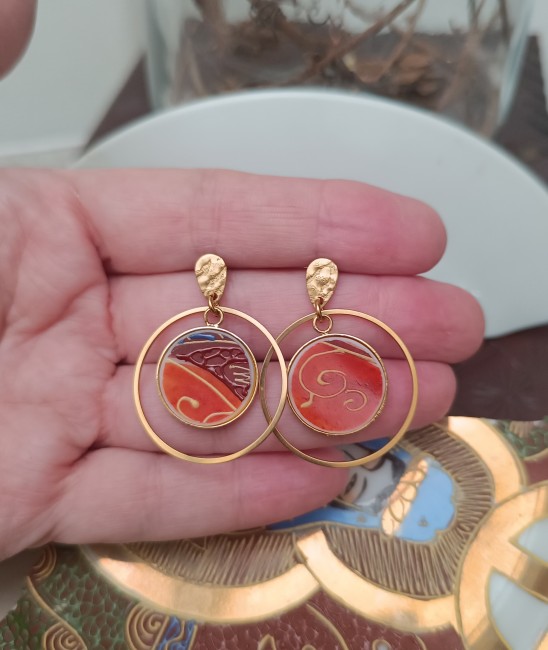 Boucles en porcelaine japonaise Satsuma recyclée, montées à la main en France. Une création rare mêlant patrimoine et modernité.