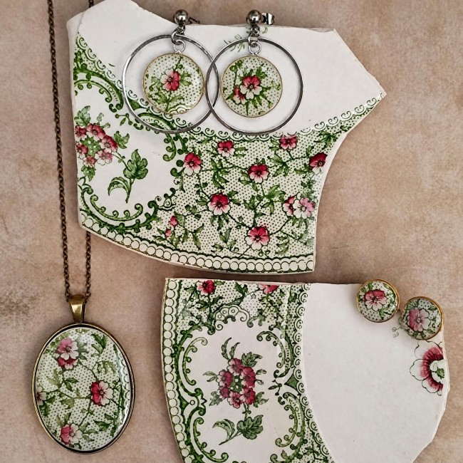 Parure personnalisée créée à partir des morceaux d’une assiette de famille en porcelaine opaque ancienne, transformés en collier et boucles d’oreilles.
