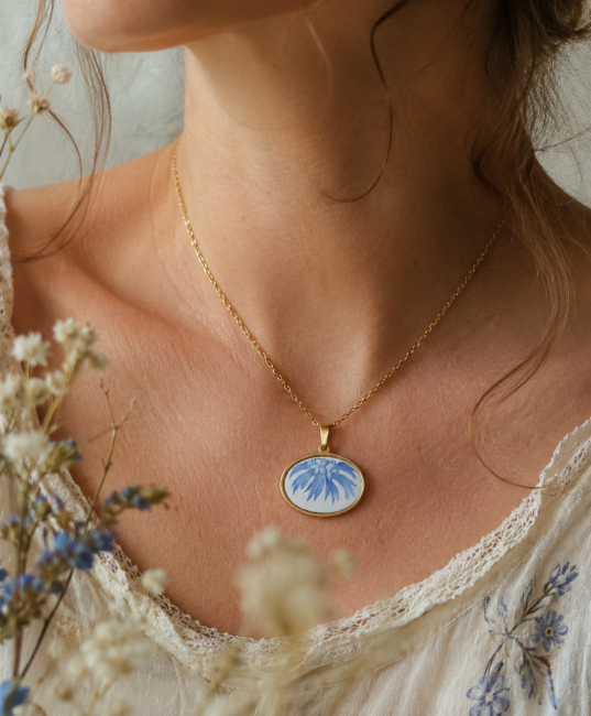 Collier Bleuet porté sur une chaîne de 50 cm pour apprécier son tombé, son élégance et sa légèreté.