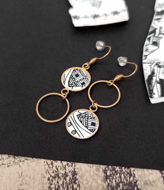 Boucles-Sonate – Bijou-faïence-cadeau de Noël artisanal Bboucles d'oreilles asymétriques en faïence de Gien, graphique et poétique, pièce unique pour Noël.