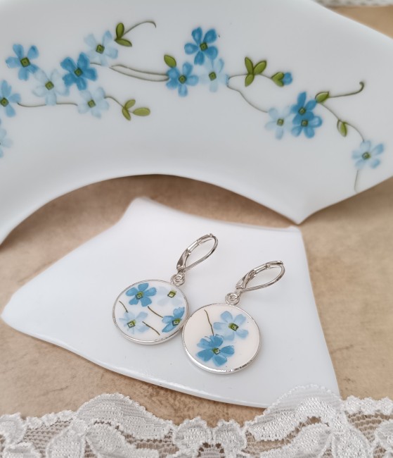 Boucles Myosotis vues en angle, fragment d’assiette Arcopal transformé.