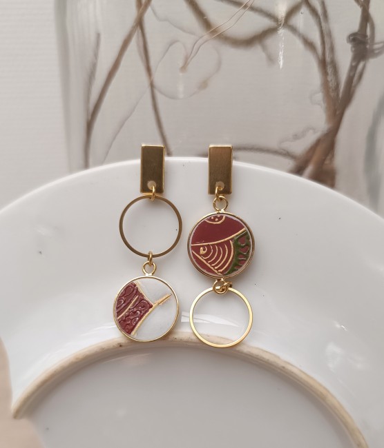 Bijou éthique et durable : boucles d’oreilles SATSUMA issues de vaisselle japonaise ancienne, livrées avec boîte cadeau et certificat d’authenticité.