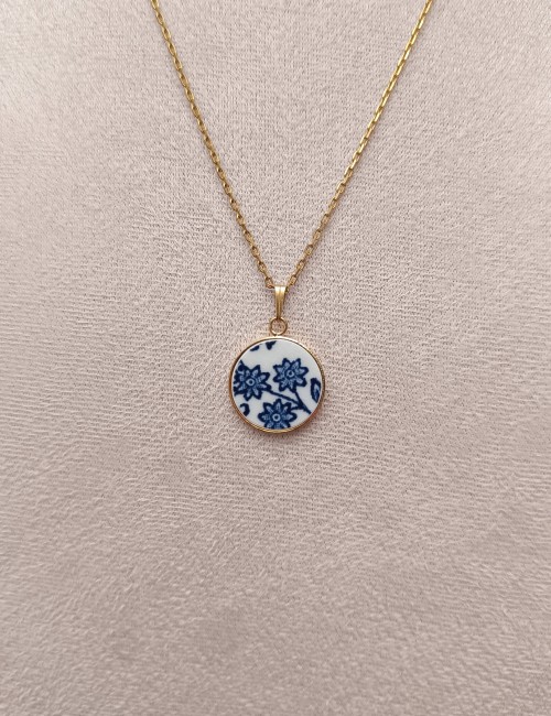 Collier Bleu Vintage porté – Bijou artisanal français Collier Bleu Vintage porté autour du cou, illustrant l’élégance et la finesse du motif en porcelaine anglaise ancienne, monté sur support plaqué or 24 carats.