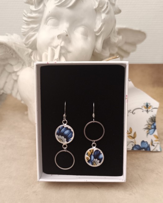 Boucles d’oreilles asymétriques Saphir – Faïence Moulin des...
