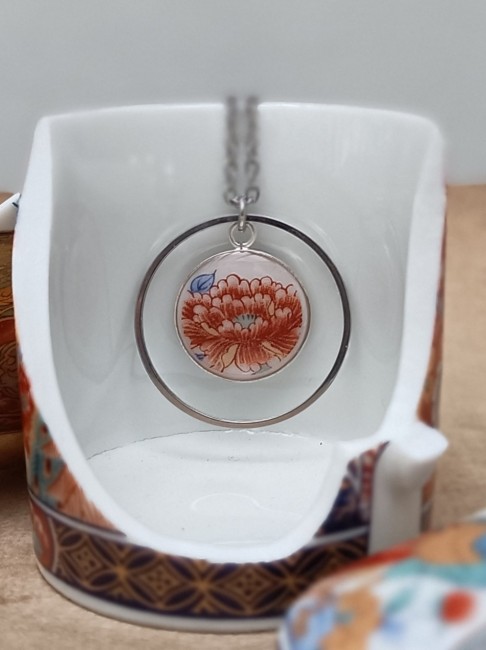 Collier Imari en porcelaine japonaise ancienne avec pendentif de 18 mm plaqué argent et anneau en acier inoxydable.