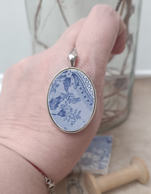 Collier bleu vintage pendentif en faïence recyclée - cadeau idéal Détail du motif bleu vintage, inspiré de la dentelle anglaise. Fragment de faïence ancienne soigneusement découpé et protégé pour durer.