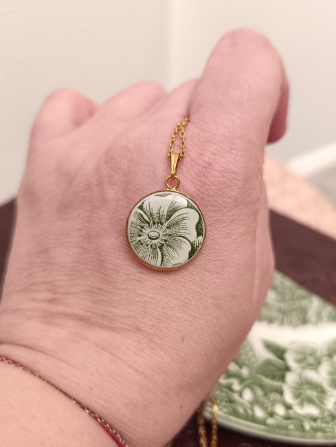 Détail motif vert sauge – Collier porcelaine vintage Botanika Bijou femmen  en porcelaine anglaise recyclée, édition limitée. Style poétique et responsable, marque française Broken Art.