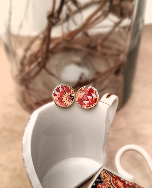 Boucles Imari – Puces en porcelaine japonaise ancienne – Création artisanale française Boucles d’oreilles IRAMI en porcelaine japonaise posées sur un fond clair, bijou unique façonné à la main à Calais, entre poésie et savoir-faire français.