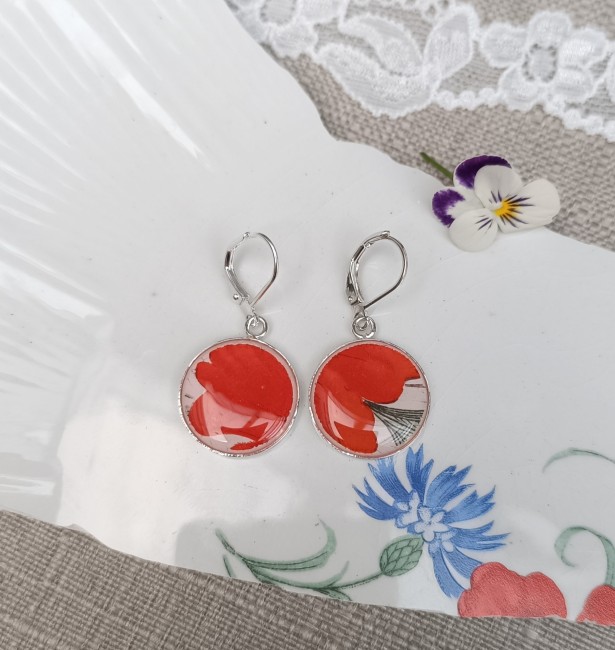 Boucles d'oreilles en faïence ancienne L'Amandinoise recyclée sur fond blanc, montées sur des supports plaqués argent fabriqués en France.