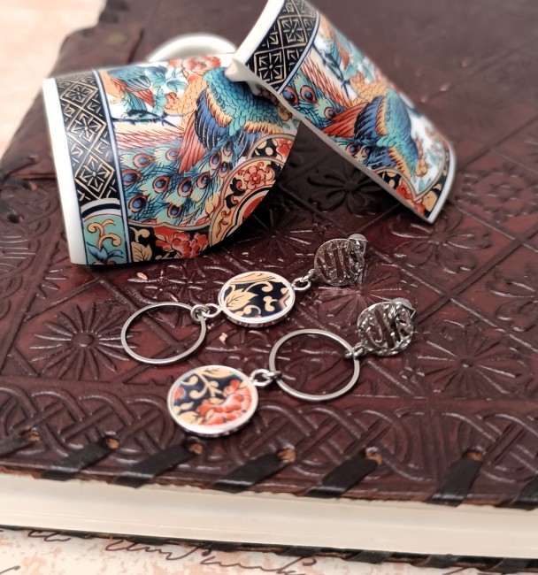 Vue de profil des boucles d'oreilles asymétriques IMARI – Motifs japonais en porcelaine ancienne