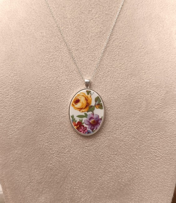 Collier POÉSIE porté, pendentif en porcelaine fine Crown Staffordshire recyclée, création artisanale française unique et responsable