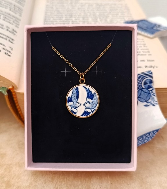 Collier L'Envol présenté dans son écrin prêt à offrir.