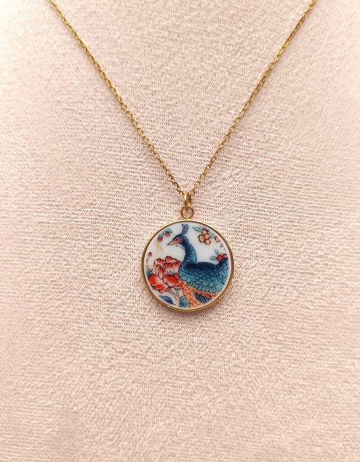 collier IMARI au pendentif rond plaqué or en porcelaine porté