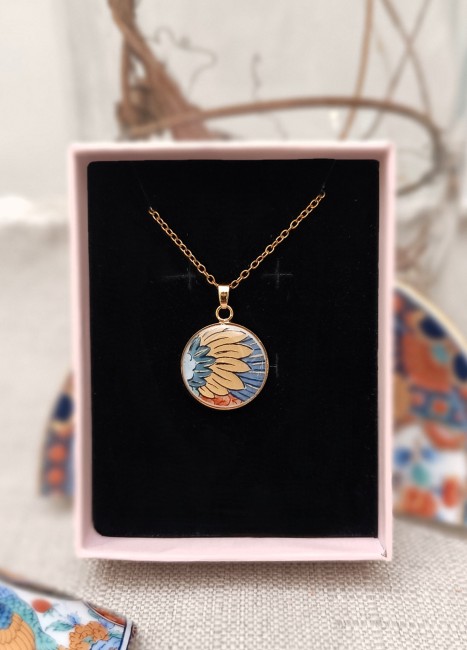 Collier artisanal en porcelaine japonaise Imari avec pendentif de 18 mm plaqué or 24 carats.