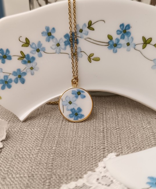Collier Myosotis 20 mm en assiette Arcopal recyclée plaqué or, bijou artisanal en verre opalin aux fleurs bleues.