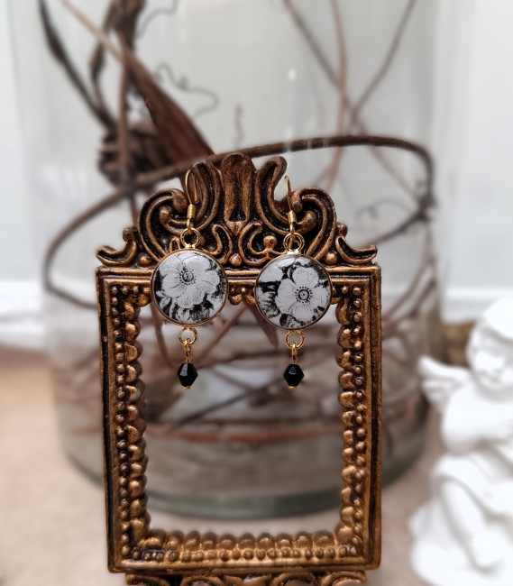 boucles-oreilles-relique-roses-noires-blanches-perle-noire-plaqué-or-posé