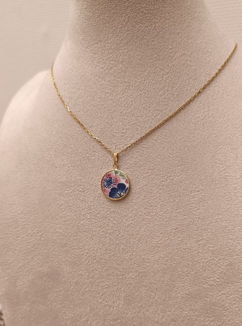 Collier CHERRY porté, en faïence japonaise vintage et plaqué or 24 carats, bijou artisanal français élégant et léger.