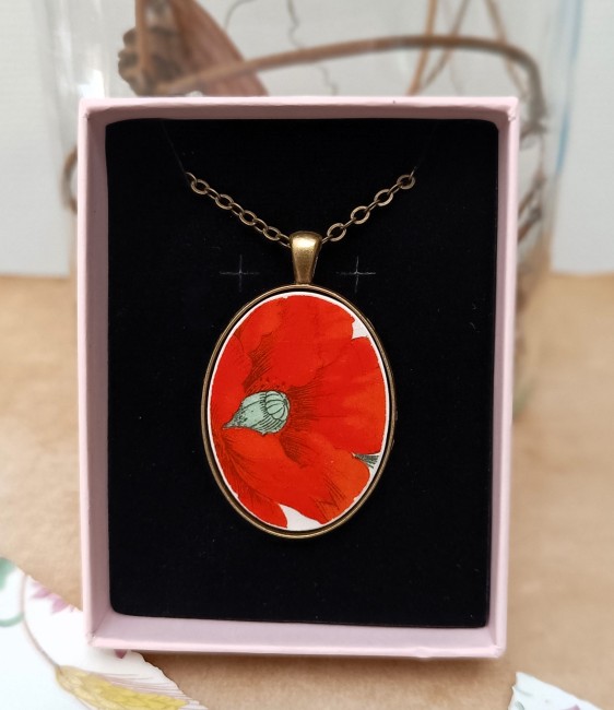 Collier Coquelicot présenté dans son écrin prêt à offrir pour un anniversaire, les noces de faïence ou toute autre occasion.