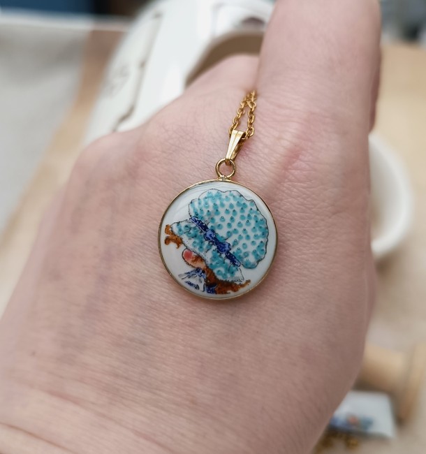 Les petits bonheurs - Collier plaqué or - La petite fille au bonnet