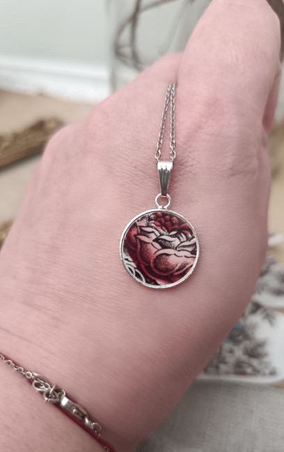 Collier en porcelaine ancienne monté à la main dans un atelier à Calais.