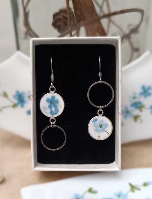 Boucles Myosotis asymétriques en assiette recyclée dans leur écrin.