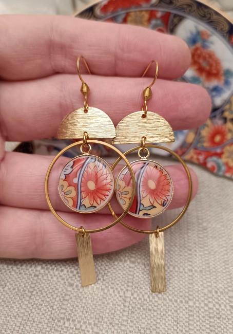 Boucles Imari présentées en main pour visualiser les cabochons de 18 mm en porcelaine japonaise ancienne et leur longueur d’environ 60 mm.