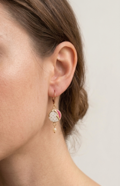 Boucles d’oreilles artisanales portées en porcelaine ancienne, faites main à Calais. Pièce unique, bijou éco-responsable