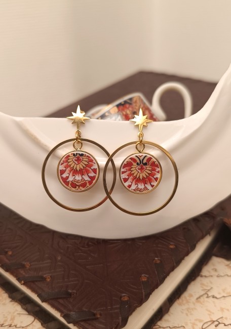 Boucles d'oreilles IMARI – Porcelaine japonaise ancienne – Création artisanale française Boucles IMARI posées sur un fond clair, montrant la délicatesse des fragments de porcelaine japonaise ancienne transformés en bijou contemporain.