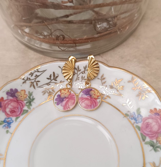 Boucles éventail en acier inoxydable avec médaillons en porcelaine héritée, sertis plaqué or 24 carats. Création française éco-responsable.