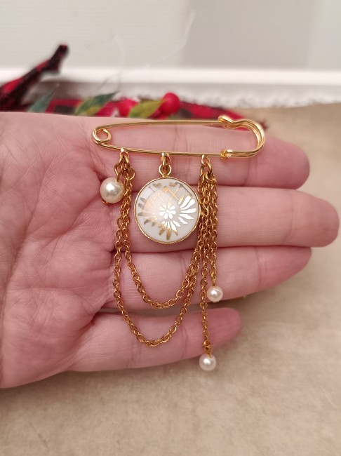 broche-celeste-porcelaine-limoges-blanc-or-detail-mains