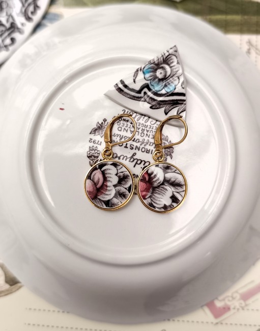 boucles-dormeuses-detail-petales-bordeaux