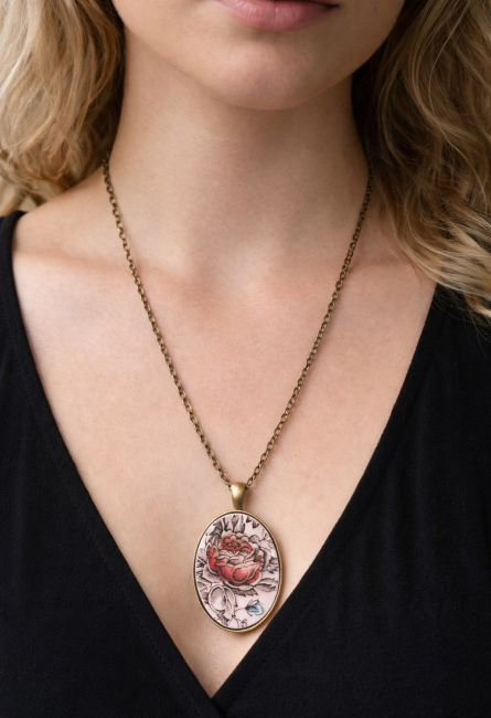 sautoir-divine-porte-laiton-antique.jpg Grand sautoir ovale en porcelaine anglaise ancienne, rose bordeaux, laiton antique, bijou romantique et artisanal unique.