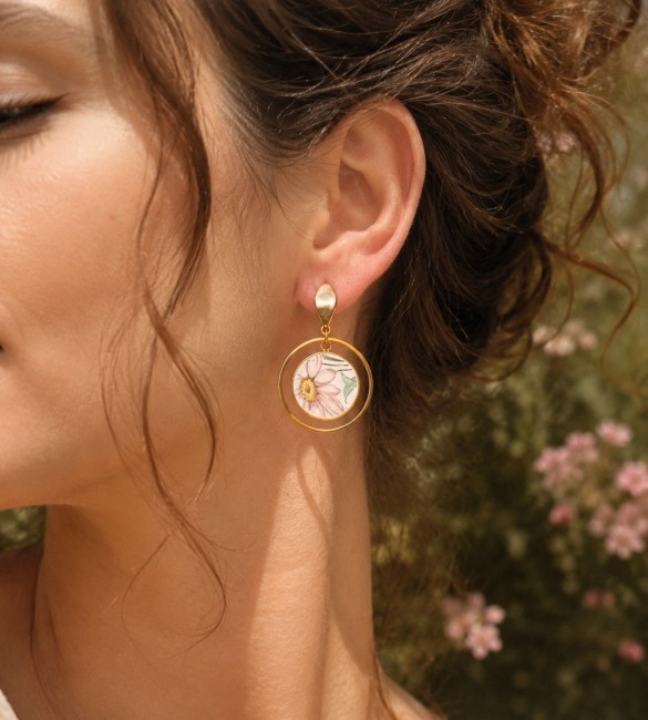 Boucles d'oreilles Marguerite portées pour apprécier leur élégance, leur tombé et leur légèreté.