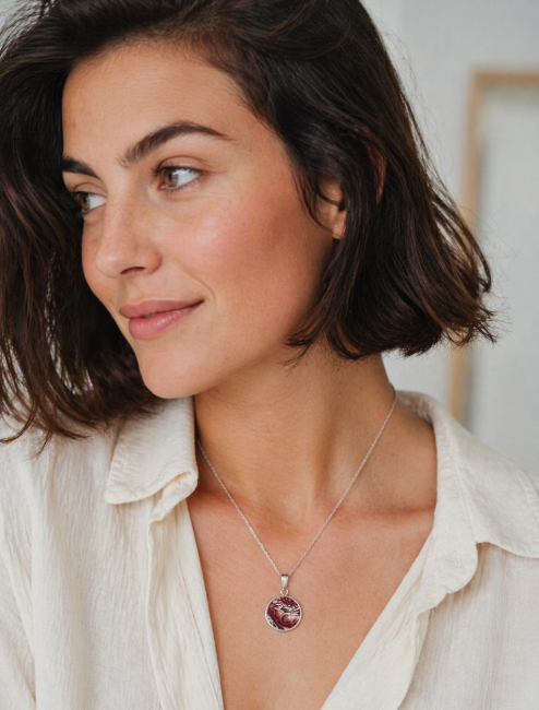 collier-porcelaine-ancienne-rose-argent-porte.jpg Pendentif rond 18 mm porté en porcelaine anglaise avec support plaqué argent.