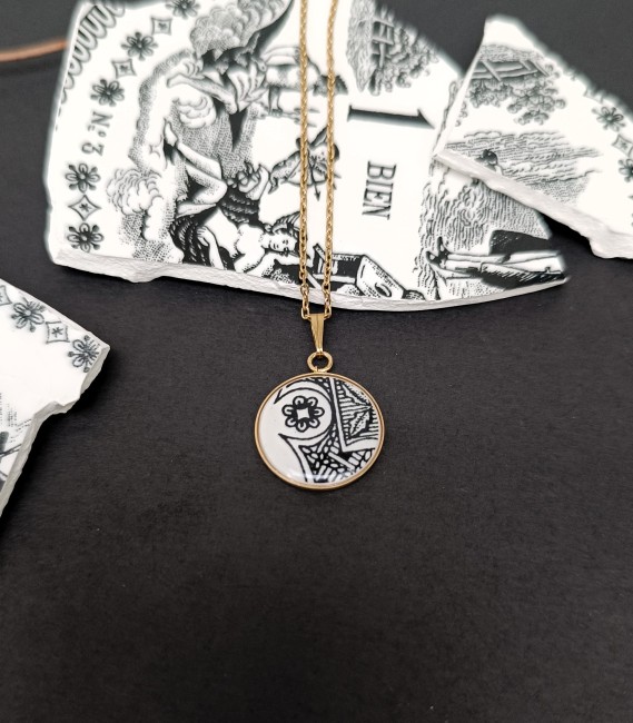 Offrez le collier Sonate en faïence de Gien, bijou unique artisanal français. Idée cadeau originale et poétique pour Noël ou fêtes de fin d’année.