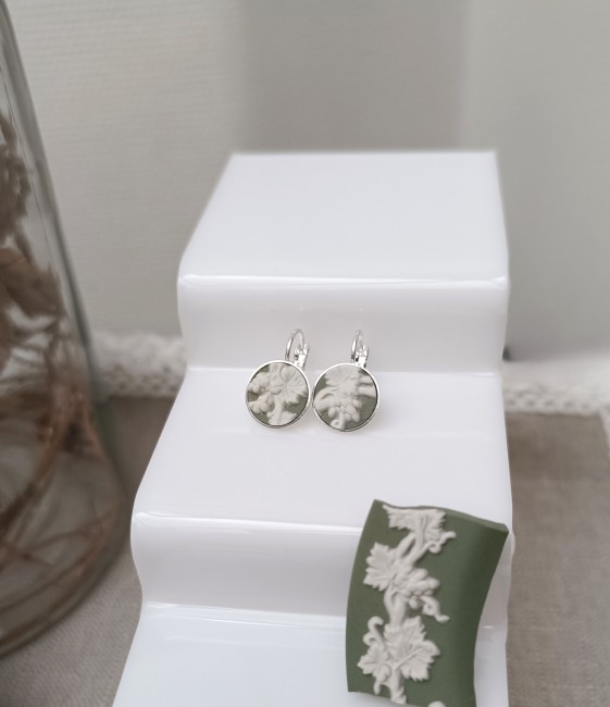 Boucles d’oreilles Scarlet en Wedgwood Jasperware vert jade avec reliefs blancs, bijoux artisanaux français uniques et raffinés.