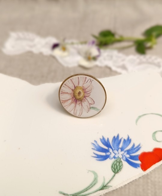 Grande bague Coquelicot réalisée à partir d'une véritable faïence ancienne L'Amandinoise, décor historique n° 8962 mettant en valeur une marguerite.