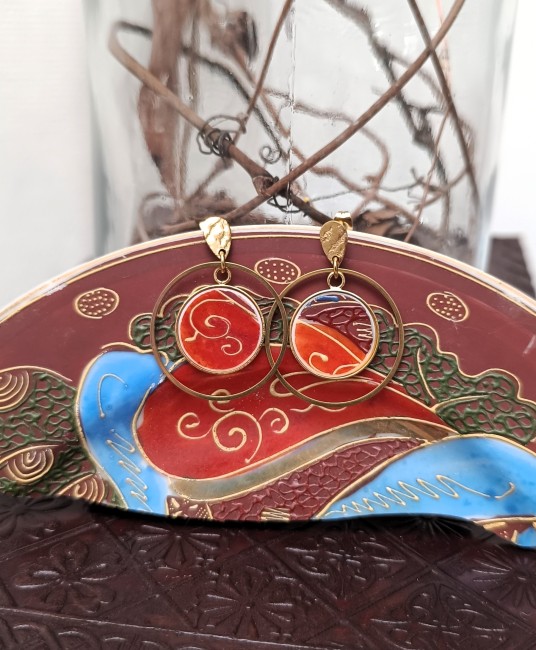 Création artisanale en porcelaine japonaise Satsuma vintage. Boucles d’oreilles uniques issues d’un objet ancien transformé.