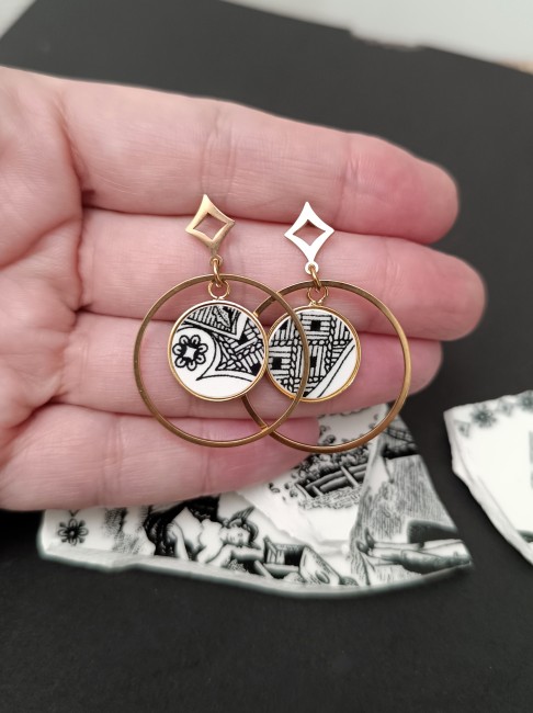 Boucles-oreilles-femme-Sonate – Bijou-français-élégant--noir-blanc Sonate : création artisanale française à partir d’une assiette ancienne, graphique et élégante, édition limitée.