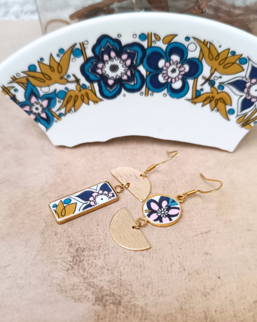 Ces boucles d’oreilles uniques ont été façonnées à partir d’une assiette modèle Nocturne de la maison Royal Tuscan.