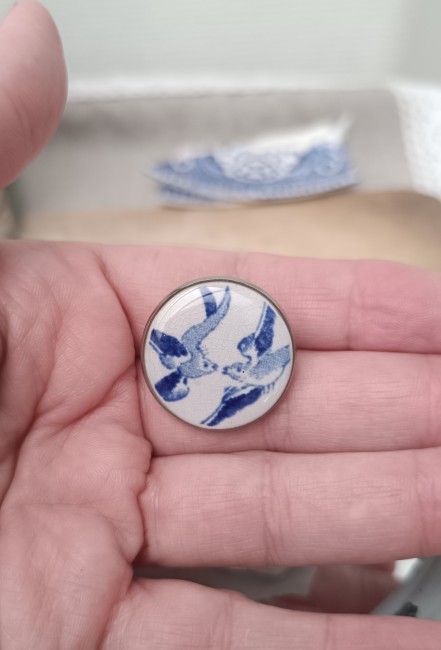 Broche unique en faïence Blue Willow, symbole d’amour et de liberté. Création artisanale française, Détails du motif.