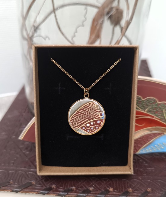 Collier grand pendentif Satsuma, bijou upcyclé en porcelaine japonaise ancienne. Unique et prêt à offrir.