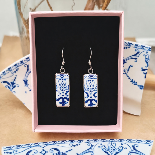 boucles-moustiers-ecrin-cadeau-noces-faience Boucles en faïence ancienne présentées dans leur écrin, pièce unique et idée cadeau pour noces de faïence ou Noël.
