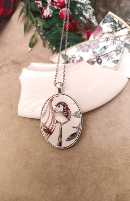 Collier À la Volette – Vue détaillée Vue rapprochée du collier À la Volette en porcelaine transformée et finition argent, bijou unique et artisanal.
