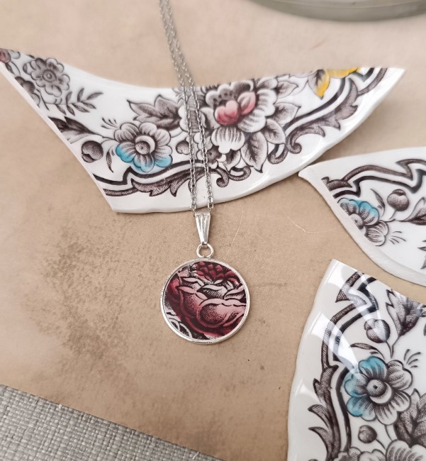 Collier en porcelaine anglaise Ridgway Clifton avec rose bordeaux monté sur pendentif plaqué argent.