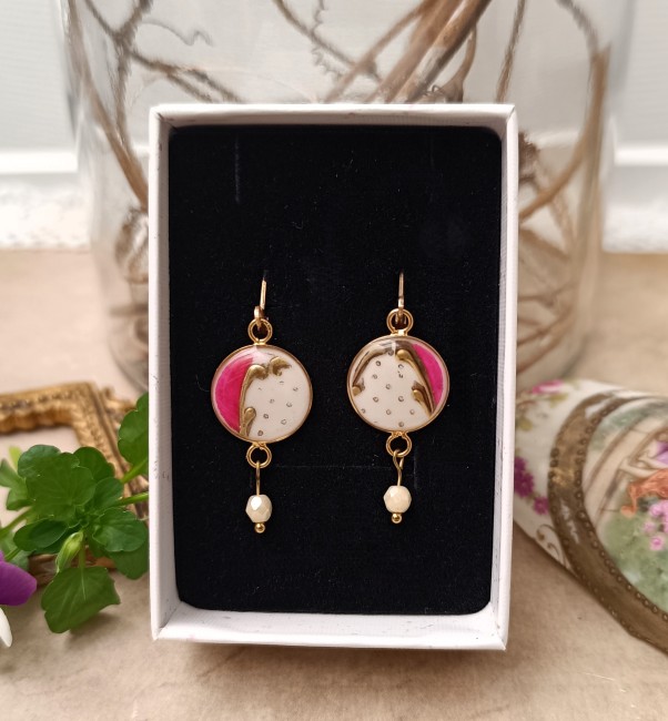 Boucles d’oreilles artisanales en porcelaine ancienne, faites main à Calais. Pièce unique, bijou éco-responsable, livraison offerte dès 70 €.