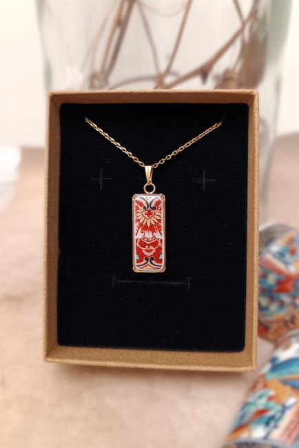 Collier IMARI dans son écrin – Cadeau poétique et durable Présentation du collier IMARI dans sa boîte kraft recyclée, bijou unique en porcelaine ancienne, création française et éco-responsable.