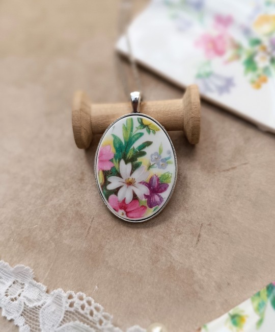 Collier POÉSIE sur décor vintage, bijou en porcelaine anglaise aux fleurs jaunes délicates.